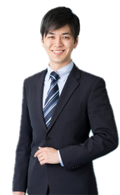 スーツを着て微笑んでいる男性の上半身写真