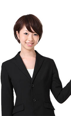 スーツを着て微笑んでいる女性の女半身写真